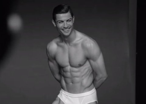 Campanha de cueca diminui pênis de Cristiano Ronaldo com photoshop