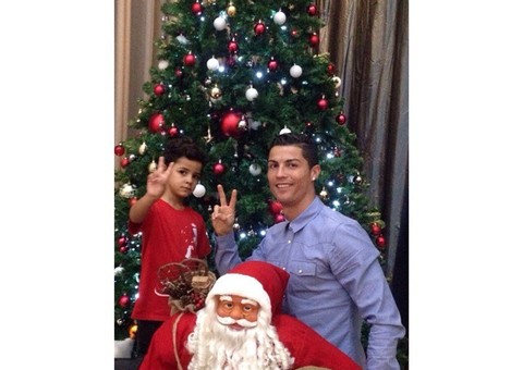 Pai babão, Cristiano Ronaldo posa com filho em clima de Natal