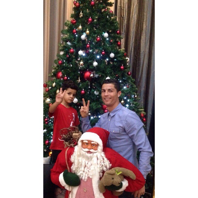 Pai babão, Cristiano Ronaldo posa com filho em clima de Natal