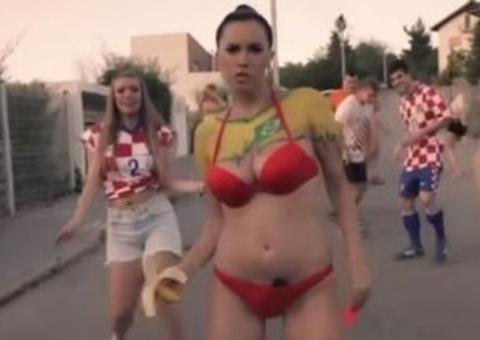 Croata usa celular calcinha para ganhar fama