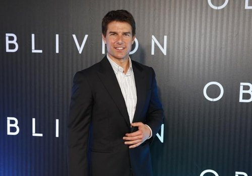 Tom Cruise leva vida gay secreta, diz jornal