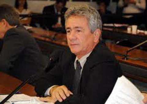 Veja diz que Carlos Souza trabalhou mais pelo Brasil