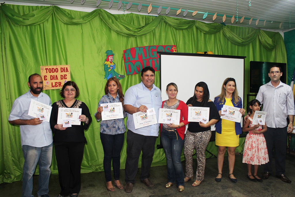Escola premia alunos e professores que se destacaram em biblioteca