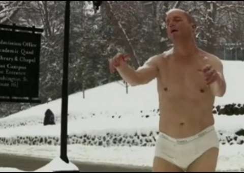 Estátua de homem de cueca causa espanto em estudantes