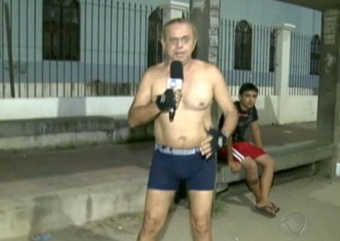 Repórter do "Cidade Alerta" fica de cueca durante matéria ao vivo