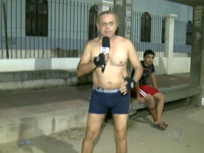 Repórter do "Cidade Alerta" fica de cueca durante matéria ao vivo