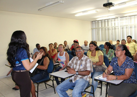 Camelôs que atuavam no centro recebem curso de capacitação