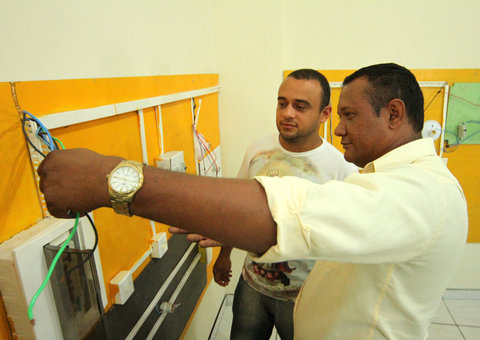 Prefeitura inicia cursos para almoxarife e instalador elétrico predial