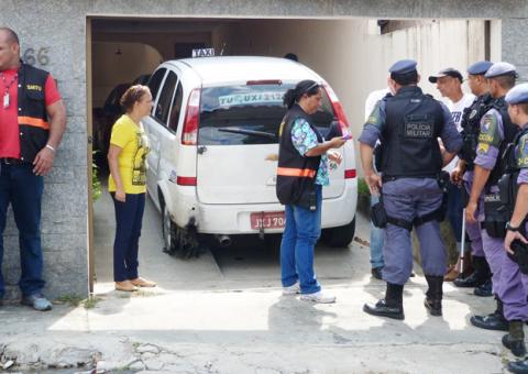 Taxista rompe barreira, é persegido pela polícia e preso em casa