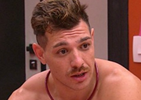   BBB 15: Adrilles coloca Cézar na parede e questiona se ele está fazendo campanha política