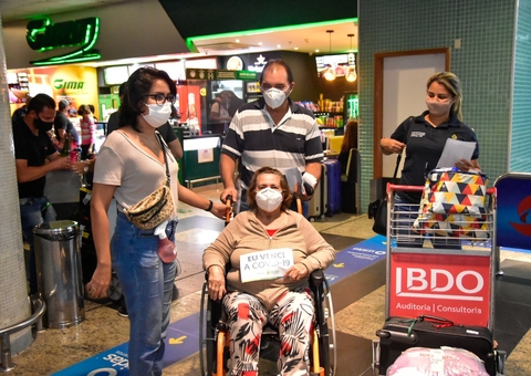 Quatro pacientes que venceram a covid-19 retornam a Manaus