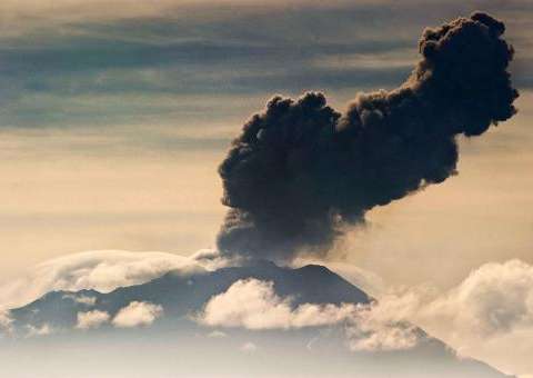 Vulcão expele pedra do tamanho de um carro no Peru