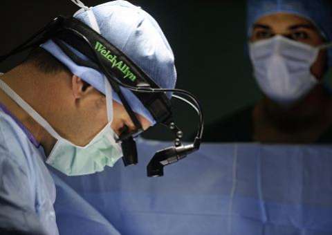  Médico é acusado de marcar fígado de paciente com suas iniciais