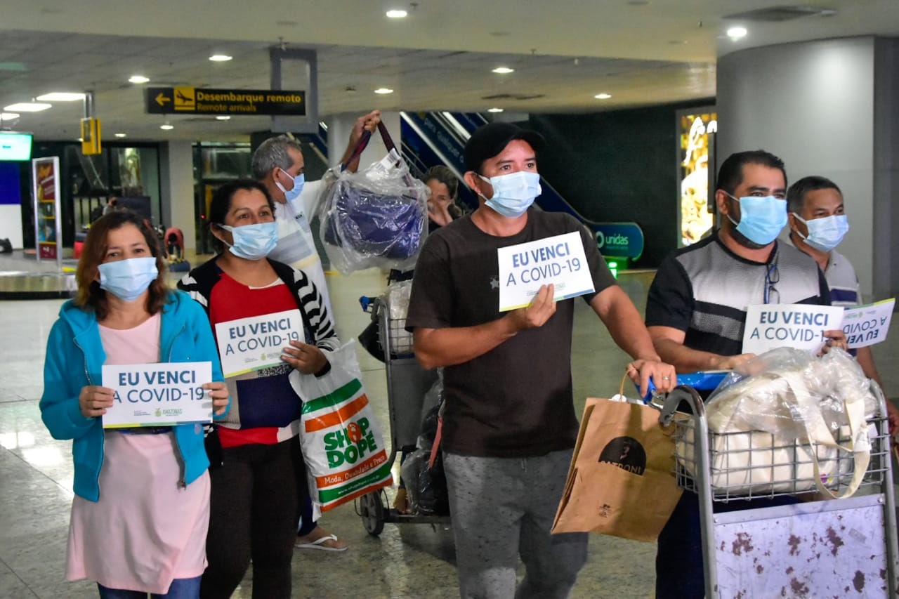 Após dias de tratamento em outros estados, 8 pacientes voltam para Manaus 