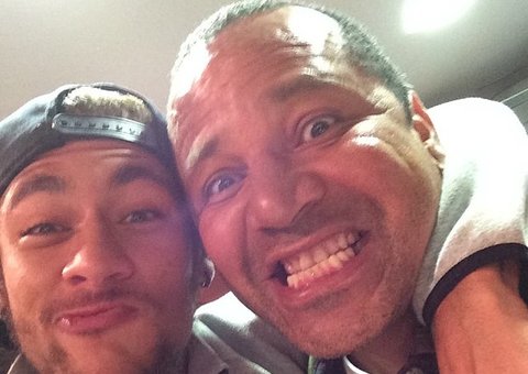 Pai de Neymar manda forças para o craque e se emociona na web