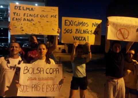 Manifestantes em frente aos shoppings rumo ao Eldorado