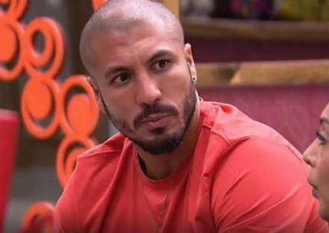 Fernando se irrita e 'dá um corte' em Amanda no BBB15