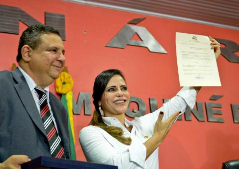 Omar anuncia duplicação de rodovia e diz que homenagem a Nejmi é extensiva a ele