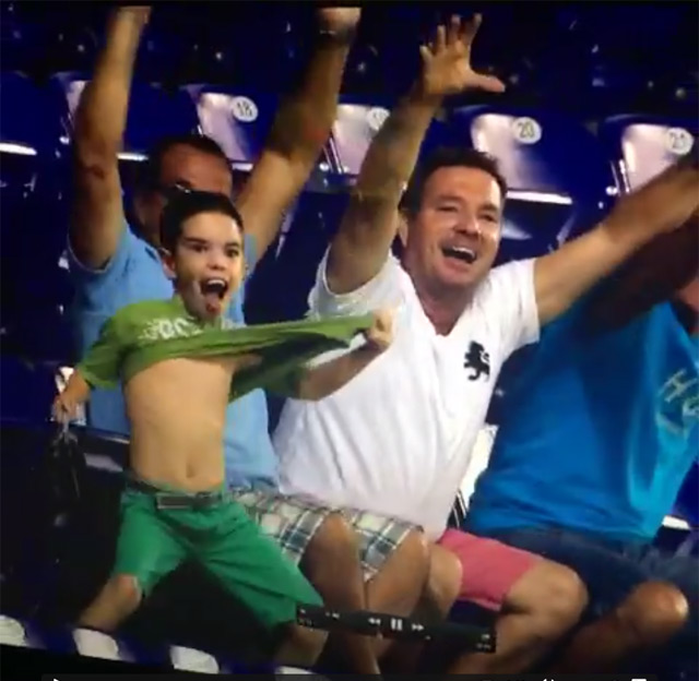 Veja a reação desse menino ao se ver em telão em jogo