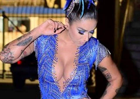 Dani Bolina aposta na 'comissão de frente' durante ensaio de carnaval