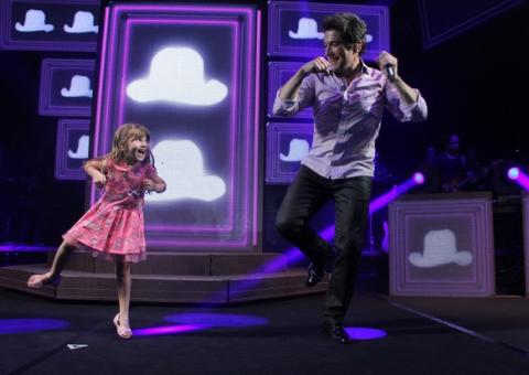 Daniel leva filha de 3 anos para show e encanta a platéia