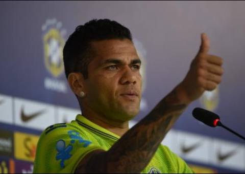Daniel Alves vê Brasil e Espanha favoritos e quer pegar Argentina na final