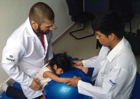 Crianças com câncer recebem atendimento fisioterapêutico