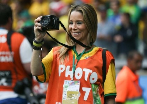 Daniele Winits gera polêmica ao usar credencial de fotógrafos na Copa