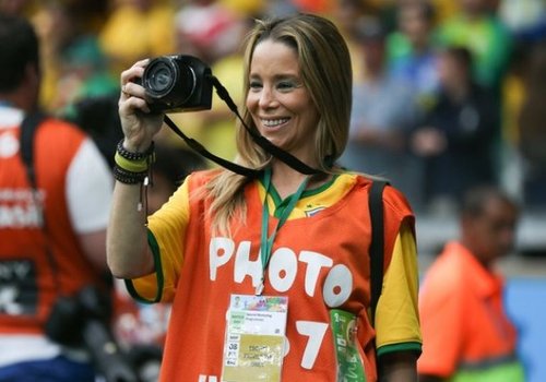 Daniele Winits gera polêmica ao usar credencial de fotógrafos na Copa