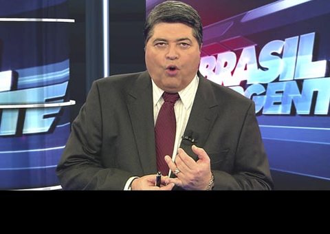 Datena paga aposta e apresenta programa só de cueca