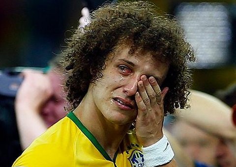 David Luiz desaba no choro após derrota "Desculpa. Só queria dar alegria à minha gente que sofre tanto"