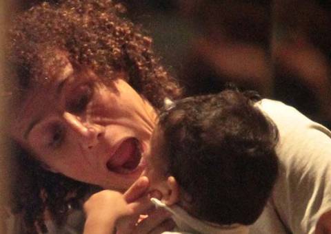 Há 4 dias da Copa, David Luiz se diverte em jantar com a família e volta a namorar