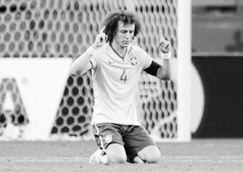  Namorada de David Luiz consola craque na internet