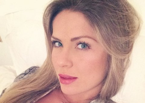 Ex-BBB Renatinha tenta sensualizar na internet, mas erra português