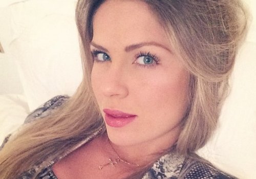 Ex-BBB Renatinha tenta sensualizar na internet, mas erra português