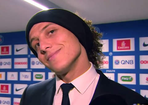 David Luiz se enrola com vinheta. Veja