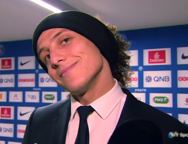 David Luiz se enrola com vinheta. Veja