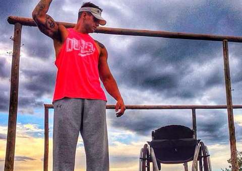 Há 5 anos paraplégico, ex-BBB Fernando aparece em pé em foto 