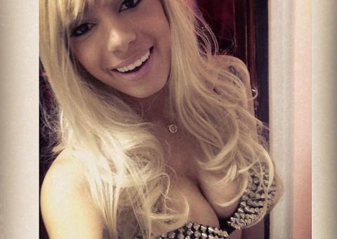 Loira, Anitta posa de sutiã e internautas elogiam 'que peitos'