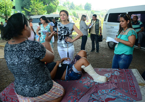 Pessoas em situação de rua são retiradas do Largo do Mestre Chico