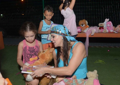 Nejmi Jomaa Aziz realiza ação solidária com famílias na Praça Viver Melhor