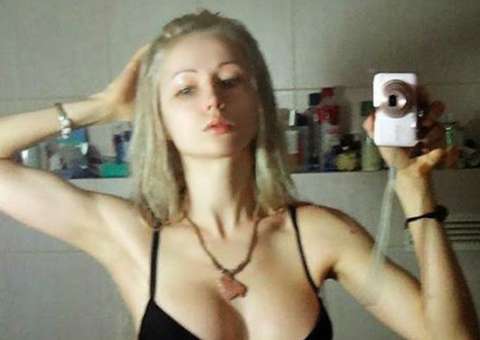 Barbie humana aparece em 'selfie' de biquíni e sem maquiagem