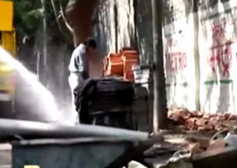 Indianos dão banho em mijões para acabar com o cheiro de xixi nas ruas