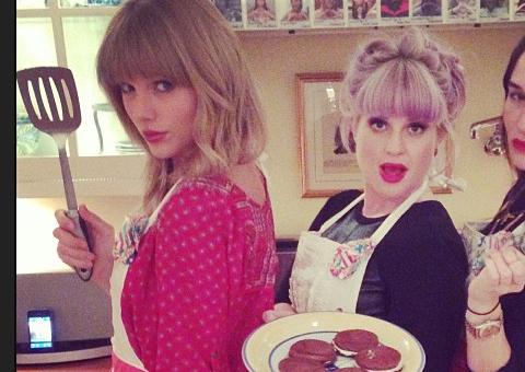  Kelly Osbourne fala de habilidades Taylor Swift na cozinha 'chocada!'