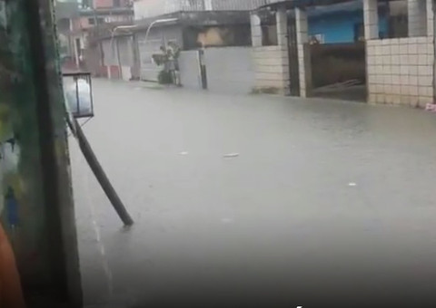 Chuvas provocam alagação em Manaus