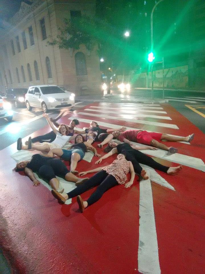 Internautas deitam na rua em apoio a Letícia Sabatella