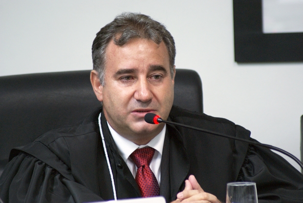 Liminar suspende posse de Magalhães