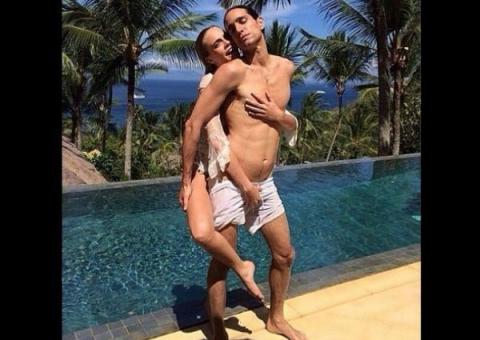 Cara Delevingne aparece segurando partes íntimas de amigo