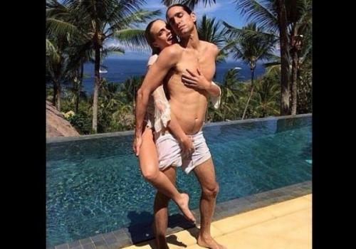 Cara Delevingne aparece segurando partes íntimas de amigo