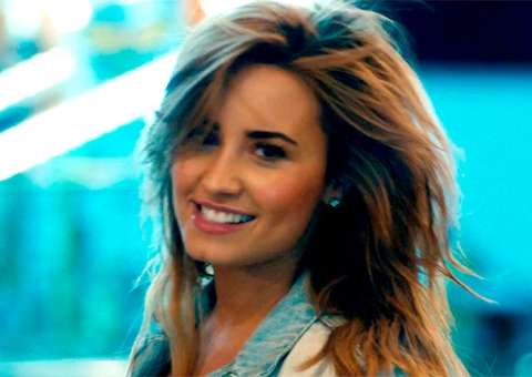 Demi Lovato reclama do assédio dos paparazzi brasileiros